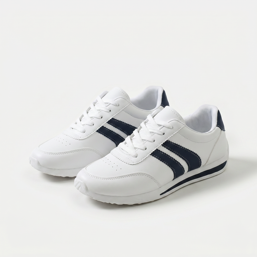 Scarpe da ginnastica bianche con tre righe blu sulla tomaia, lacci e suola scura
