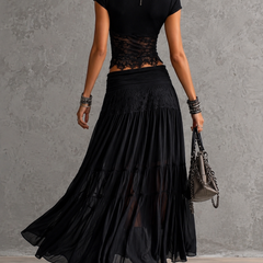 Completo nero: top con schiena scoperta e gonna maxi a balze