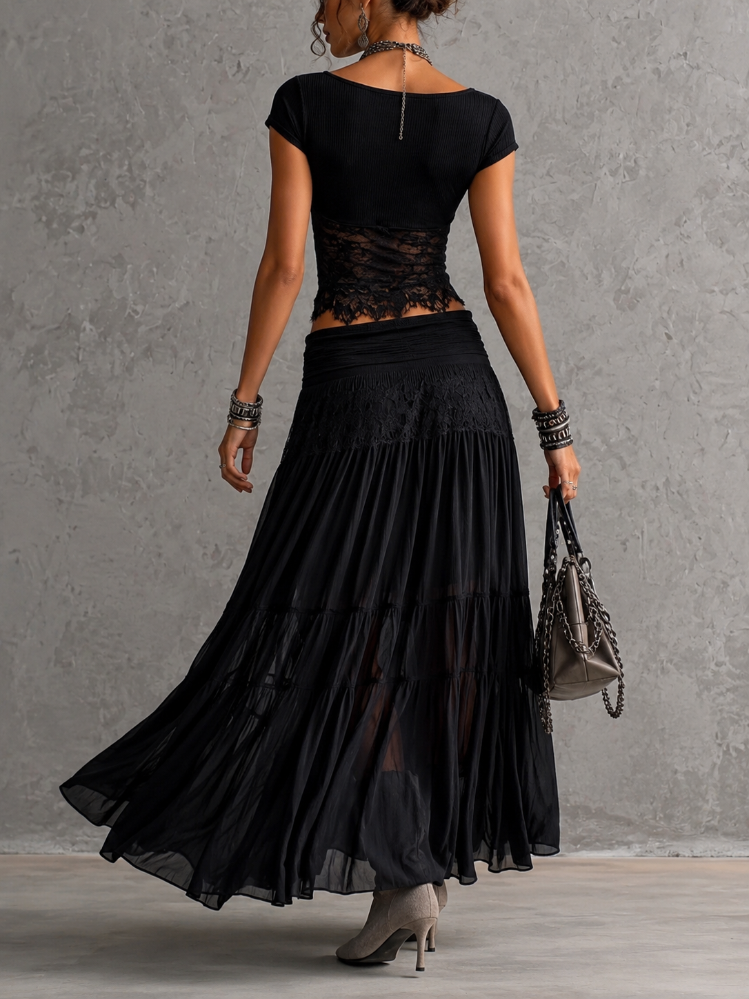 Completo nero: top con schiena scoperta e gonna maxi a balze