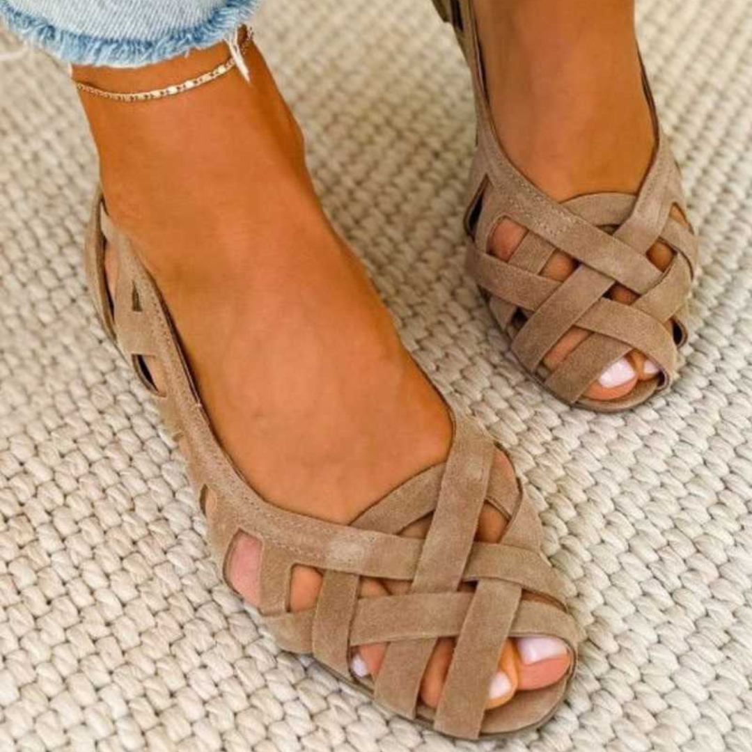 Sandali intrecciati beige-marrone in pelle scamosciata, punta aperta con intreccio