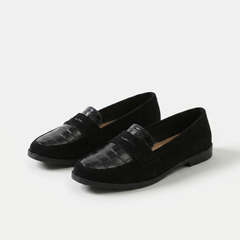 Mocassini loafers neri con motivo coccodrillo e fibbia decorativa