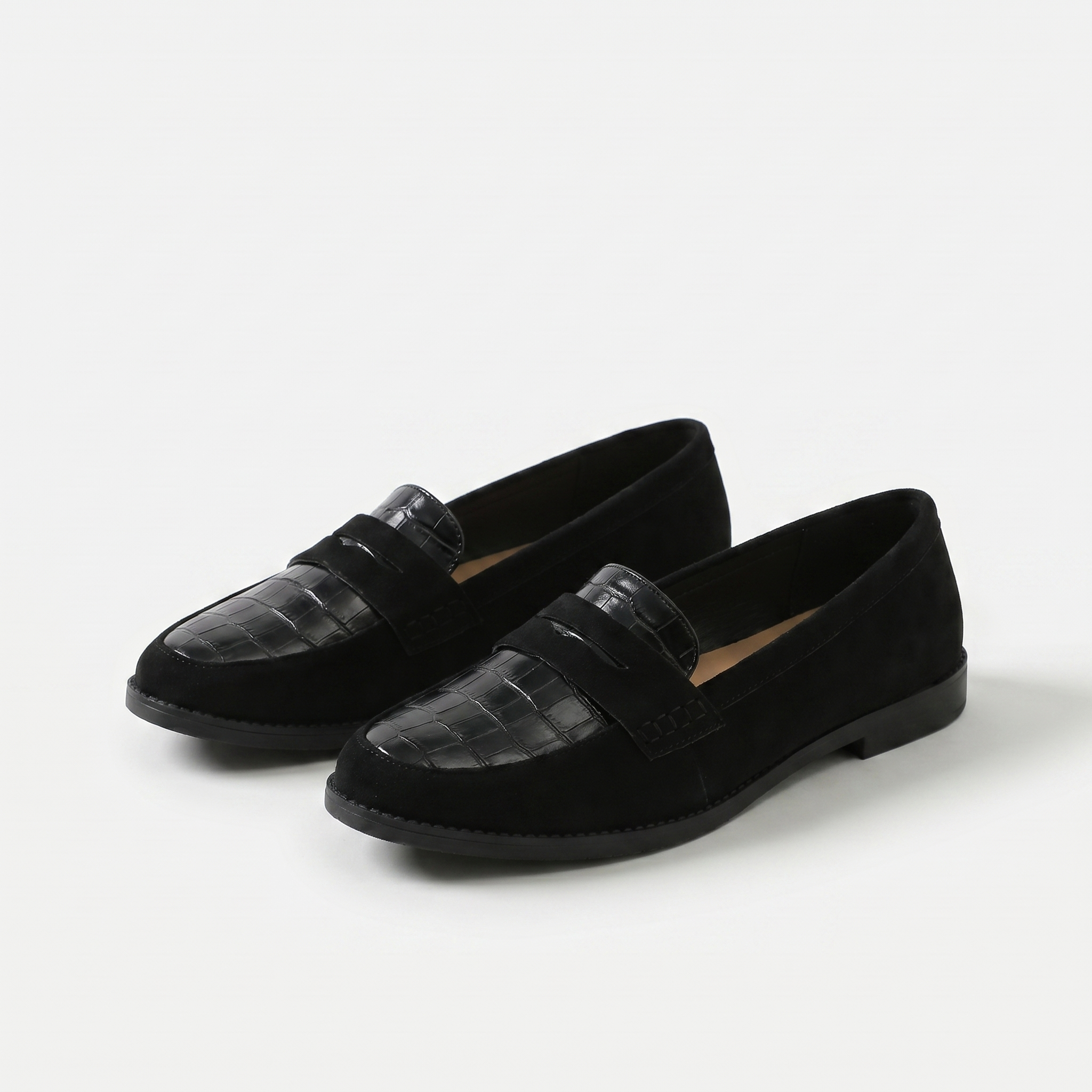 Mocassini loafers neri con motivo coccodrillo e fibbia decorativa
