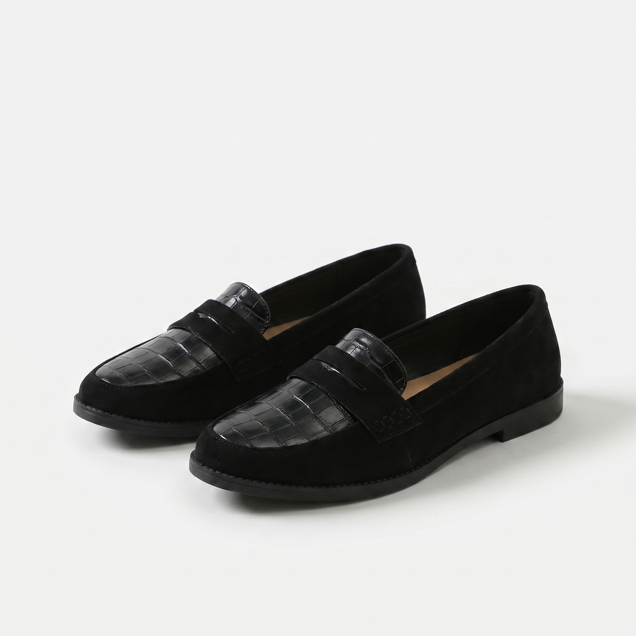 Mocassini loafers neri con motivo coccodrillo e fibbia decorativa