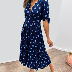 Abito midi blu a pois con scollo a V, maniche 3/4 e cintura in vita