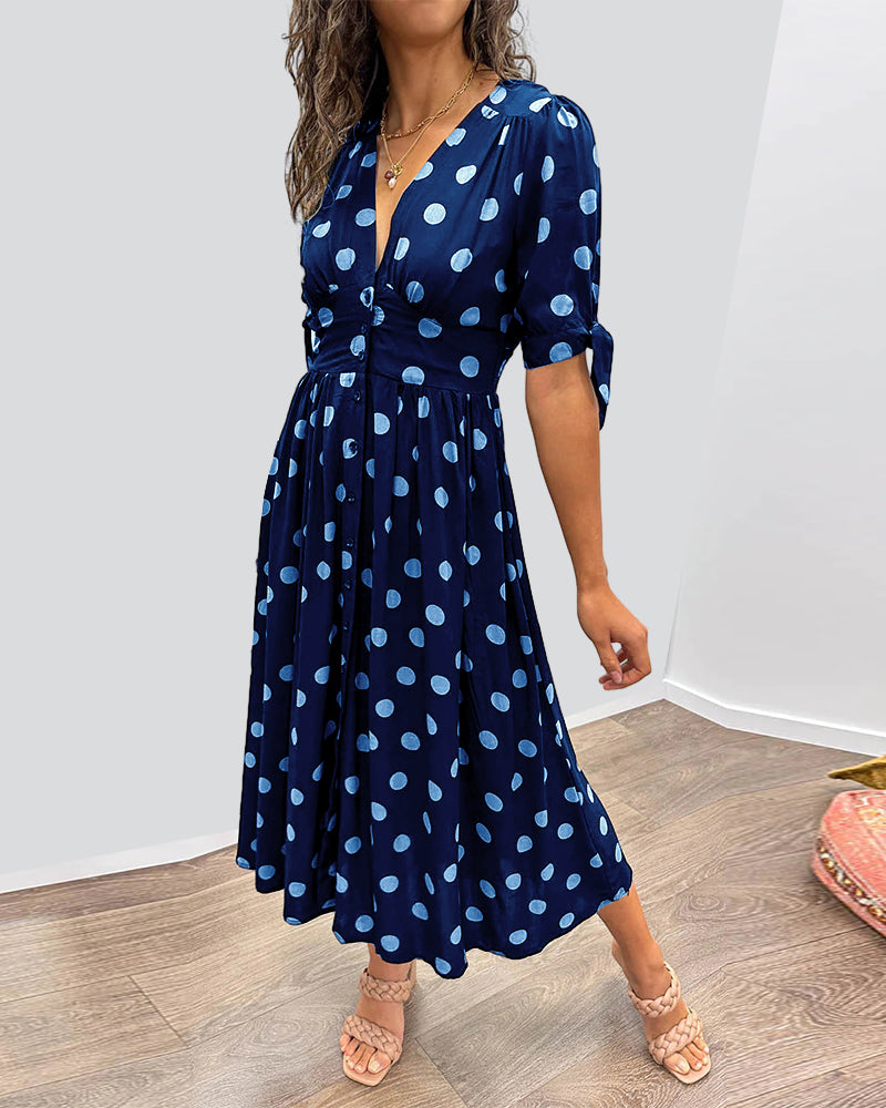 Abito midi blu a pois con scollo a V, maniche 3/4 e cintura in vita
