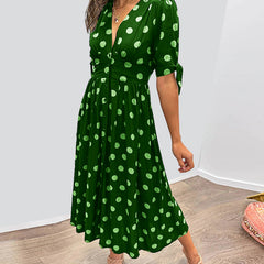 Abito midi verde a pois con scollo a V, maniche 3/4 e cintura in vita (fianco)