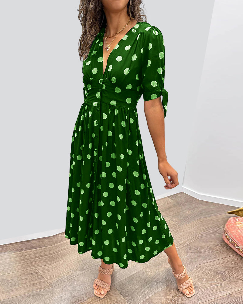 Abito midi verde a pois con scollo a V, maniche 3/4 e cintura in vita (fianco)