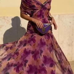 Abito da sera a fiori viola, scollo a barca, maniche a volant, gonna ampia