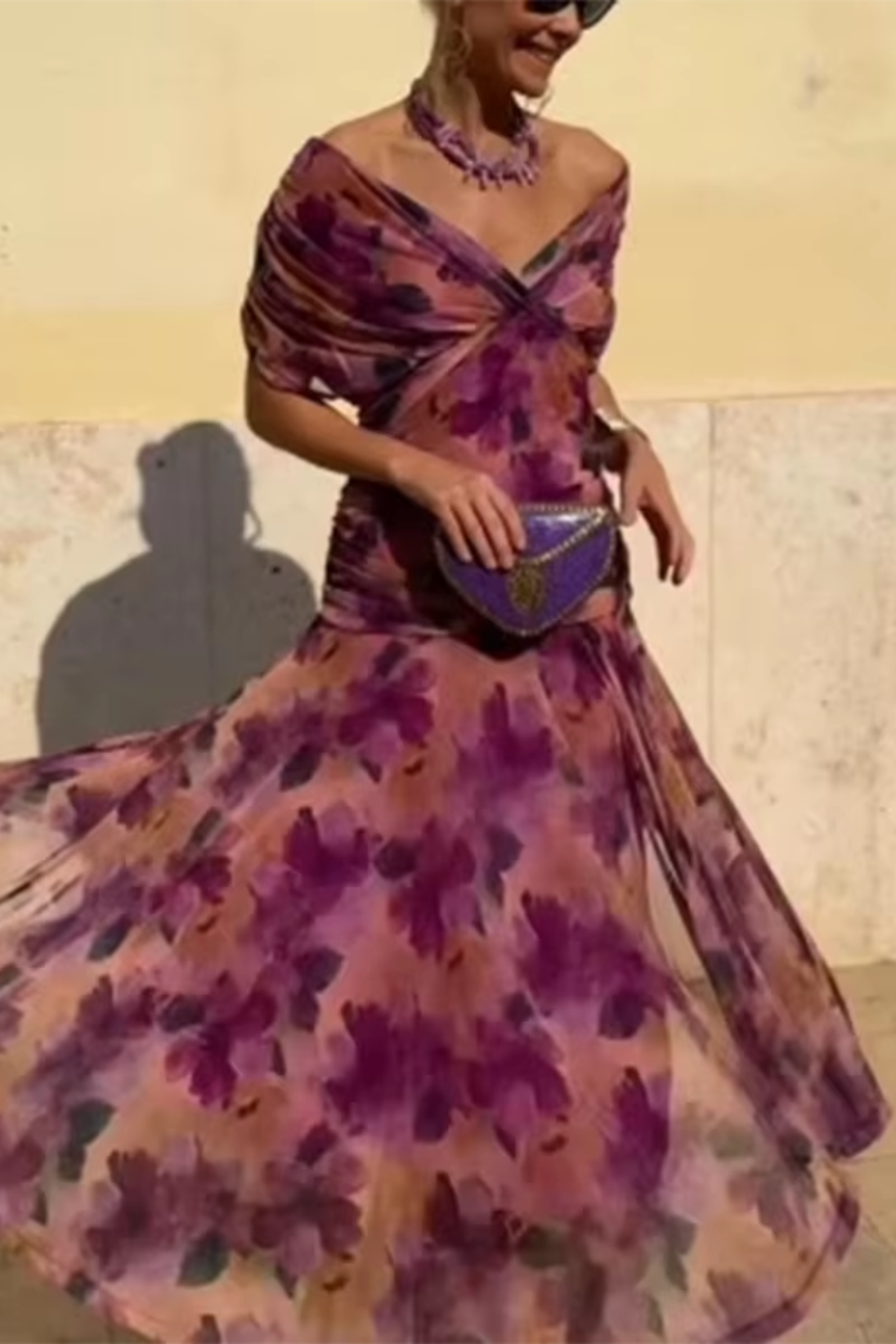 Abito da sera a fiori viola, scollo a barca, maniche a volant, gonna ampia