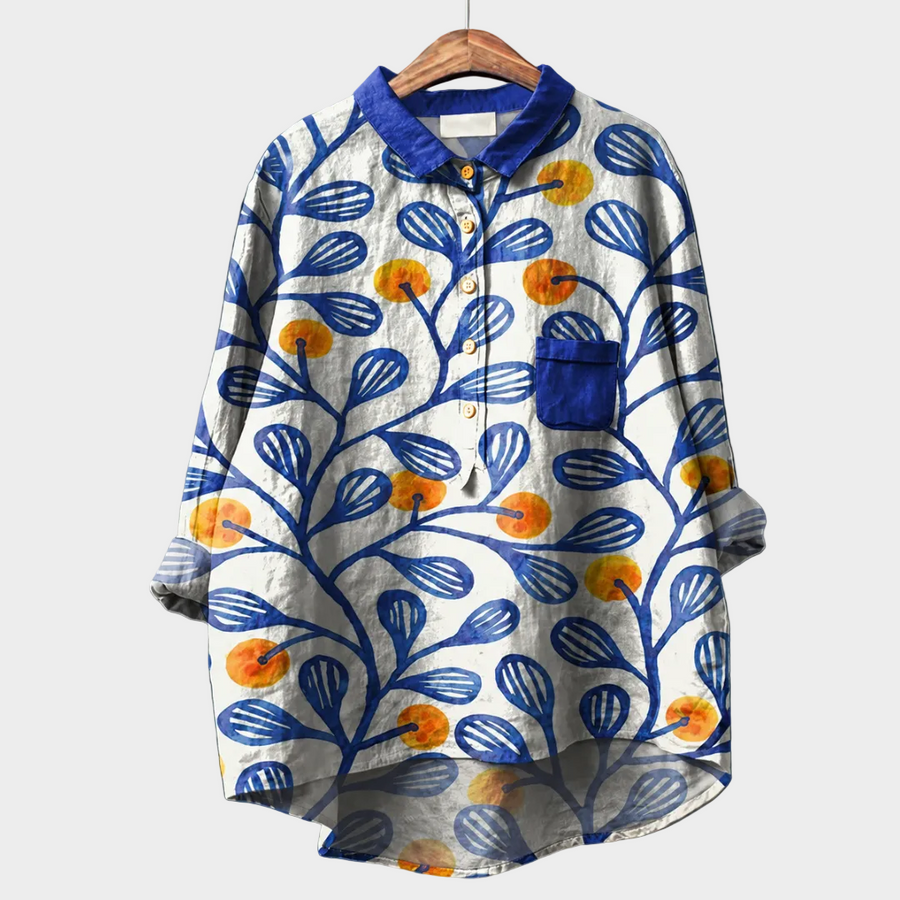 Blusa estiva blu con stampa vegetale arancione, collo e bottoni, taschino.