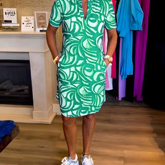 Abito con maniche corte verde a motivo bianco, scollo a V