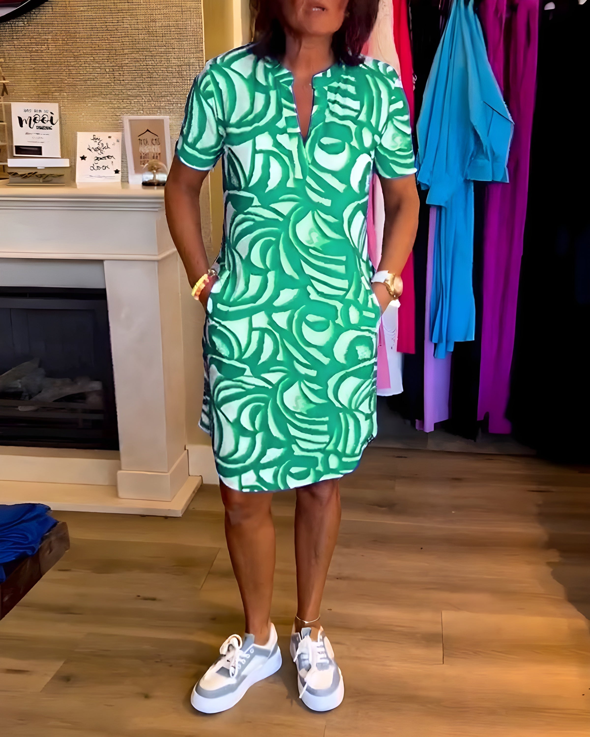 Abito con maniche corte verde a motivo bianco, scollo a V