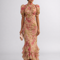 Abito lungo in chiffon floreale rosa-verde, collo alto e balze sul fondo