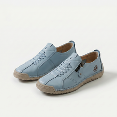 Scarpe comfort ergonomiche azzurro chiaro con lacci e zip laterale.