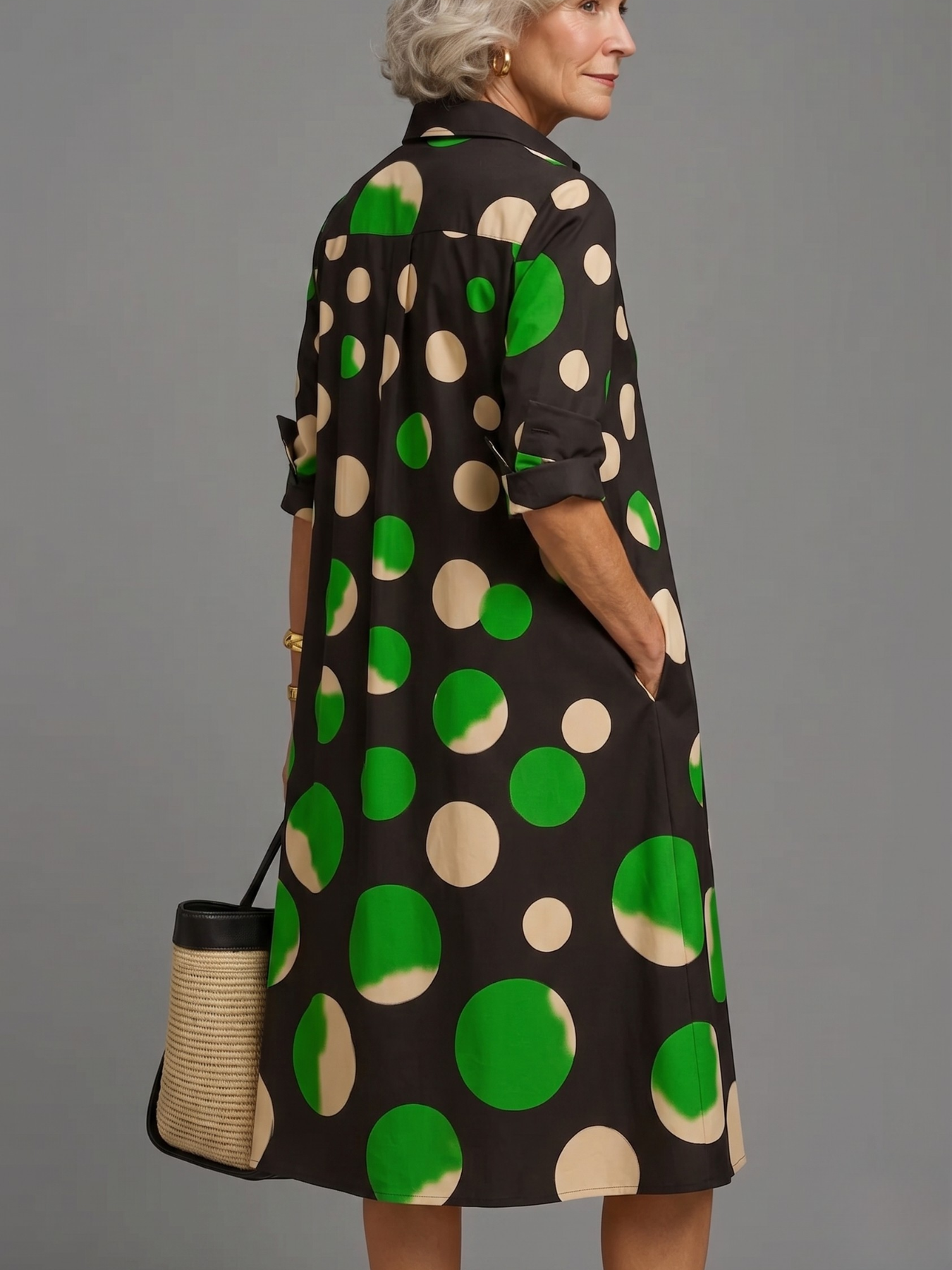 Abito midi nero con fantasia cerchi verdi e beige, maniche a 3/4 arrotolate, bottoni