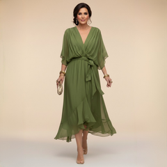 Abito elegante verde con scollo a V, maniche a mantella e cintura annodata