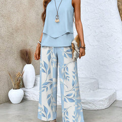 Completo estivo azzurro: top a balze e pantaloni ampi con stampa foglie