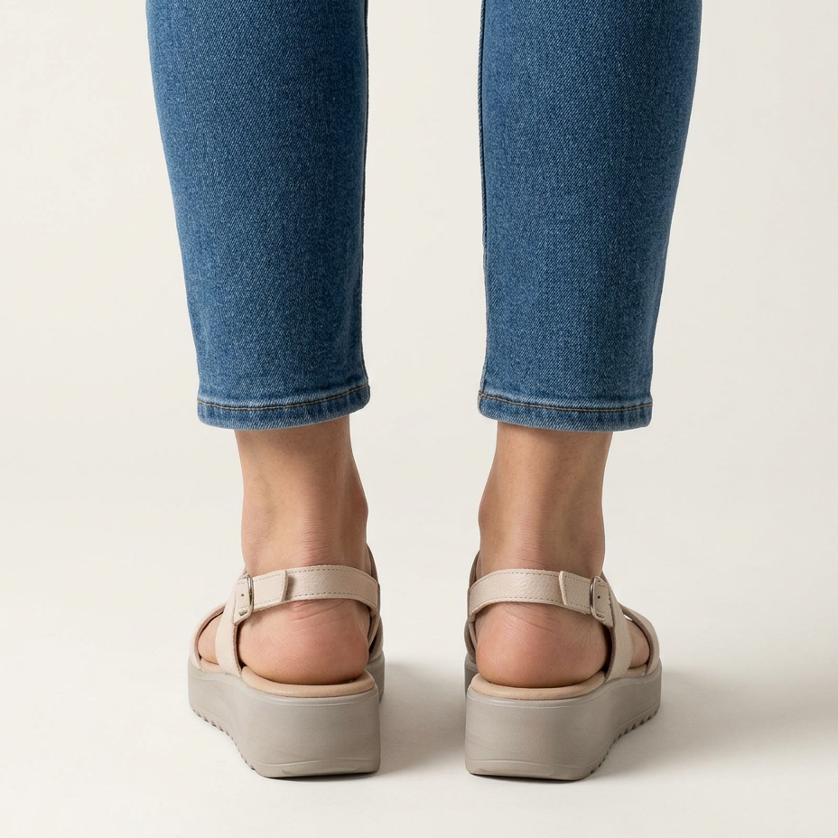 Sandali comodi donna beige chiaro, cinturino regolabile con fibbia e tacco robusto