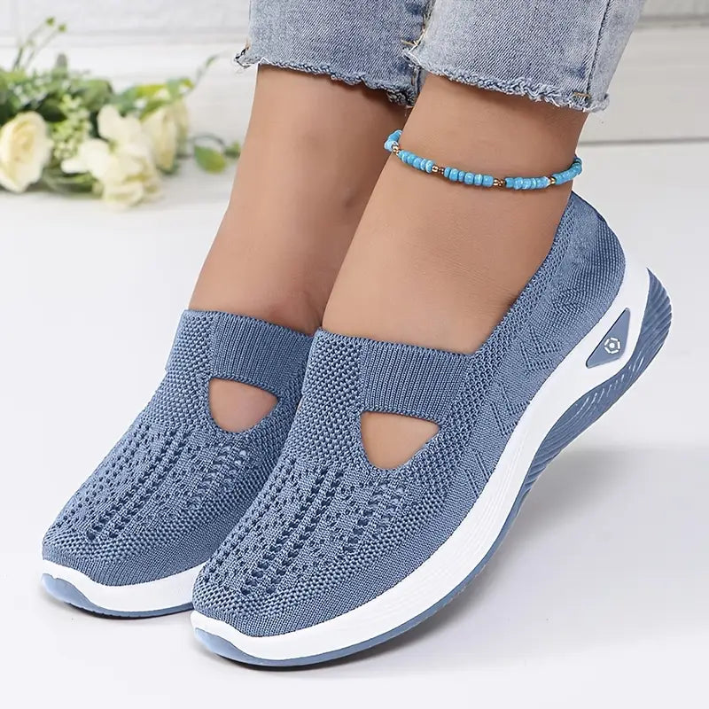 Scarpe antiscivolo in maglia blu, suola bianca e inserti traforati