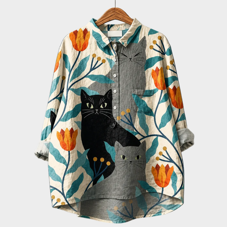 Blusa estiva con bottoni, maniche lunghe, stampa gatti neri e foglie su fondo chiaro
