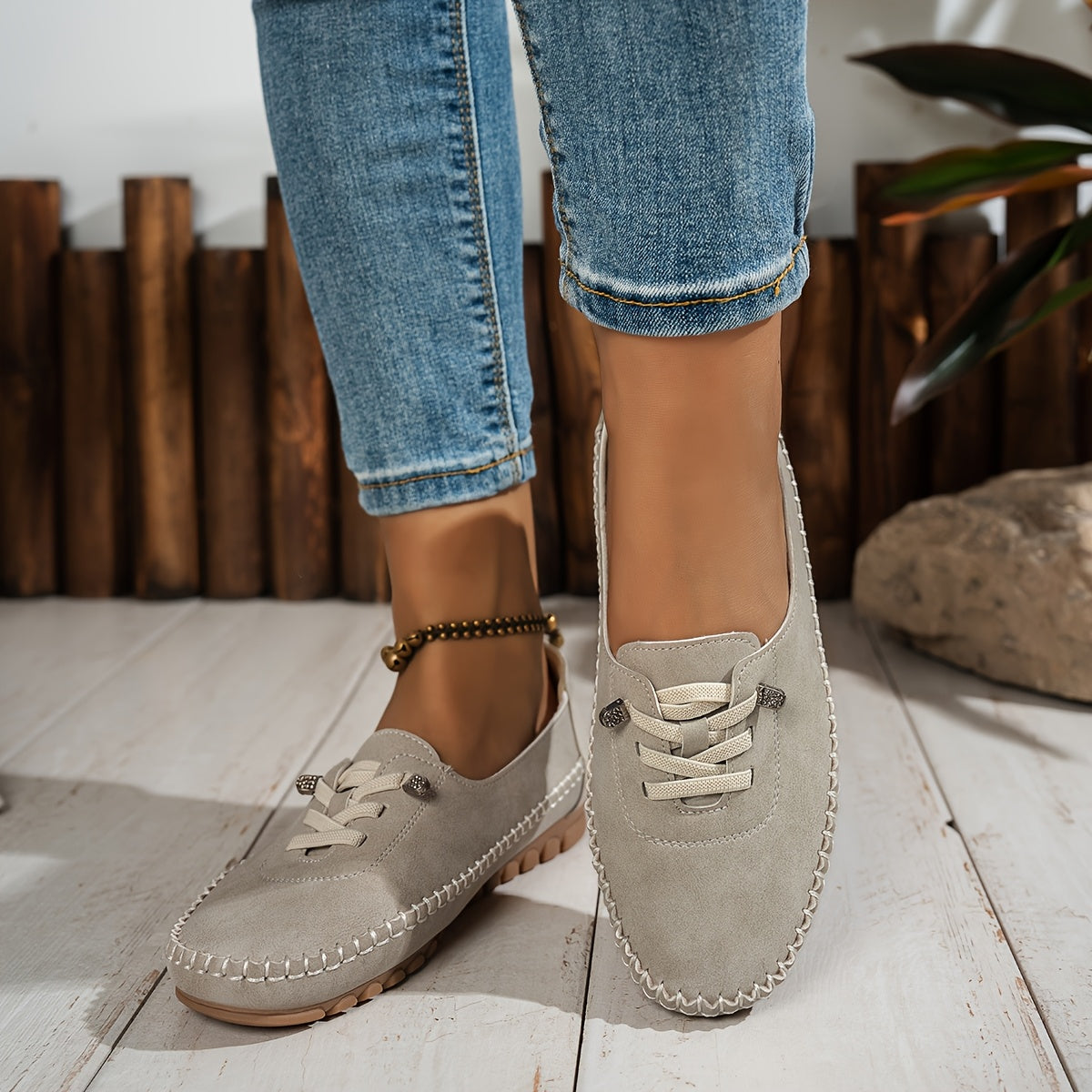 Mocassino flessibile comodo Ortelia in camoscio beige chiaro, lacci e suola in gomma