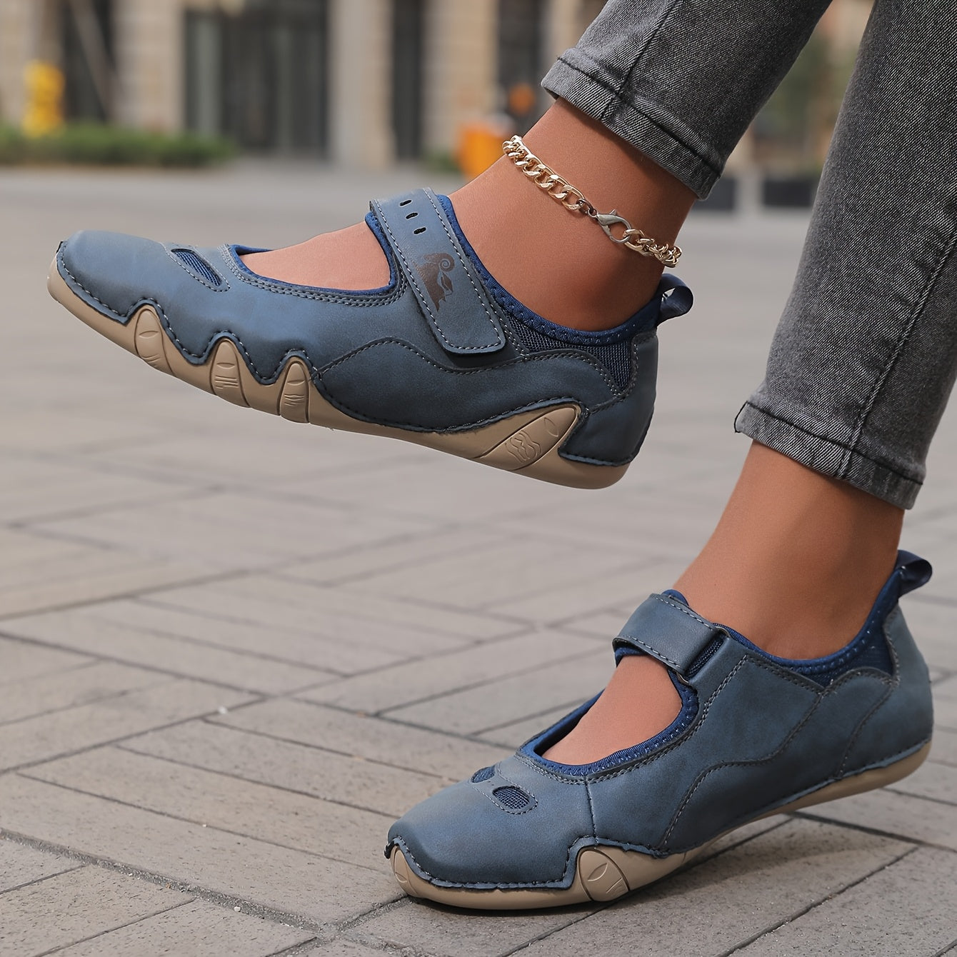 Ballerine azzurre suola beige, cinturino a strappo e dettaglio traforato sul davanti