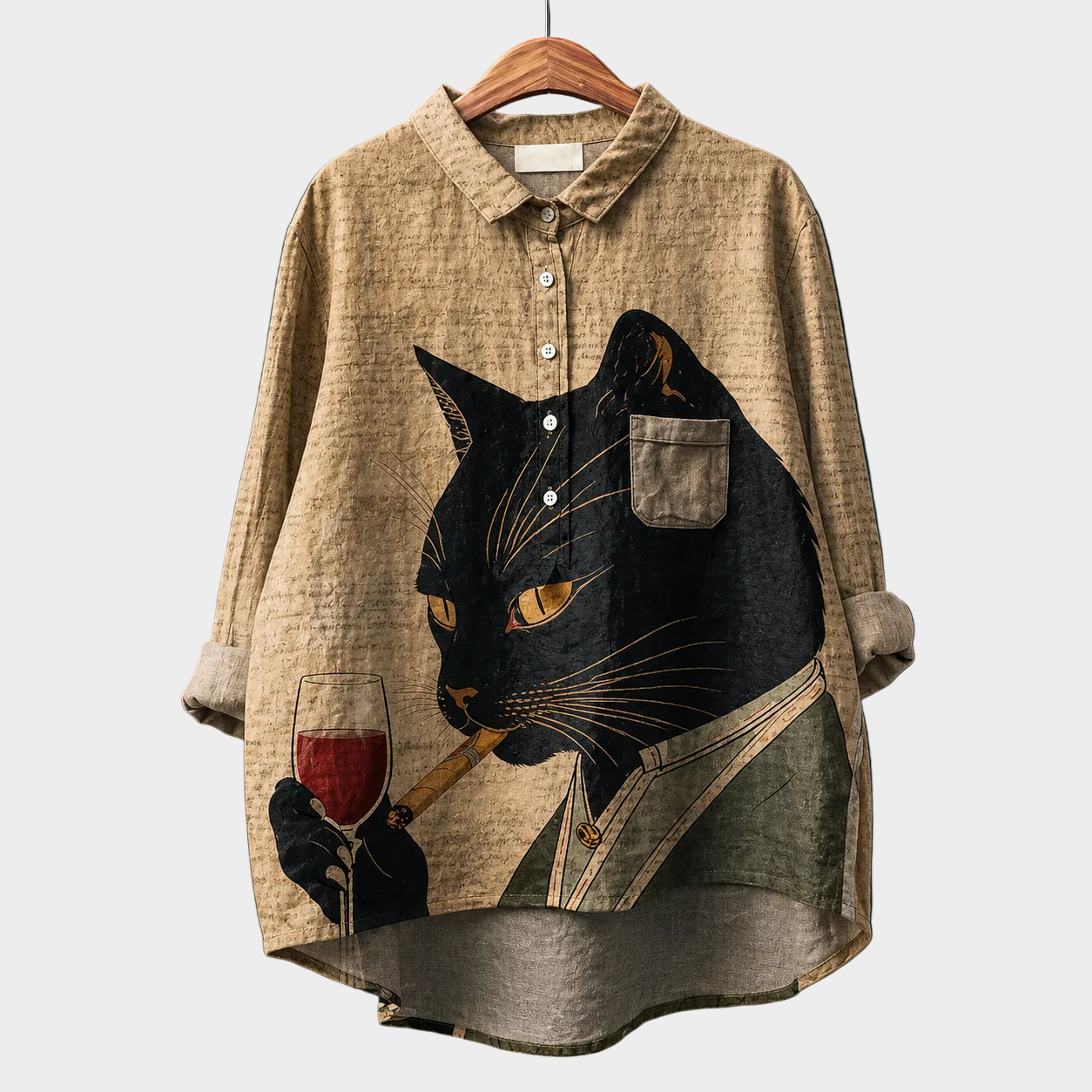 Blusa estiva in tessuto beige con colletto e bottoni, stampa gatto nero e taschino