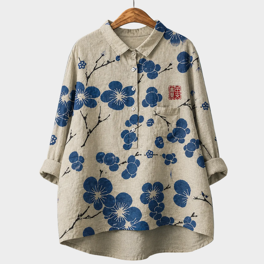 Blusa estiva elegante Mirella in lino beige con fiori blu, bottoni e colletto
