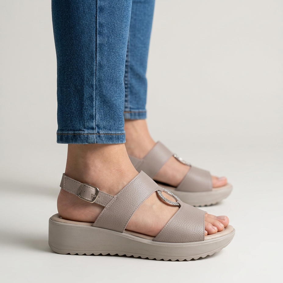 Sandalo comodo donna beige chiaro con cinturini e fibbia, suola spessa.