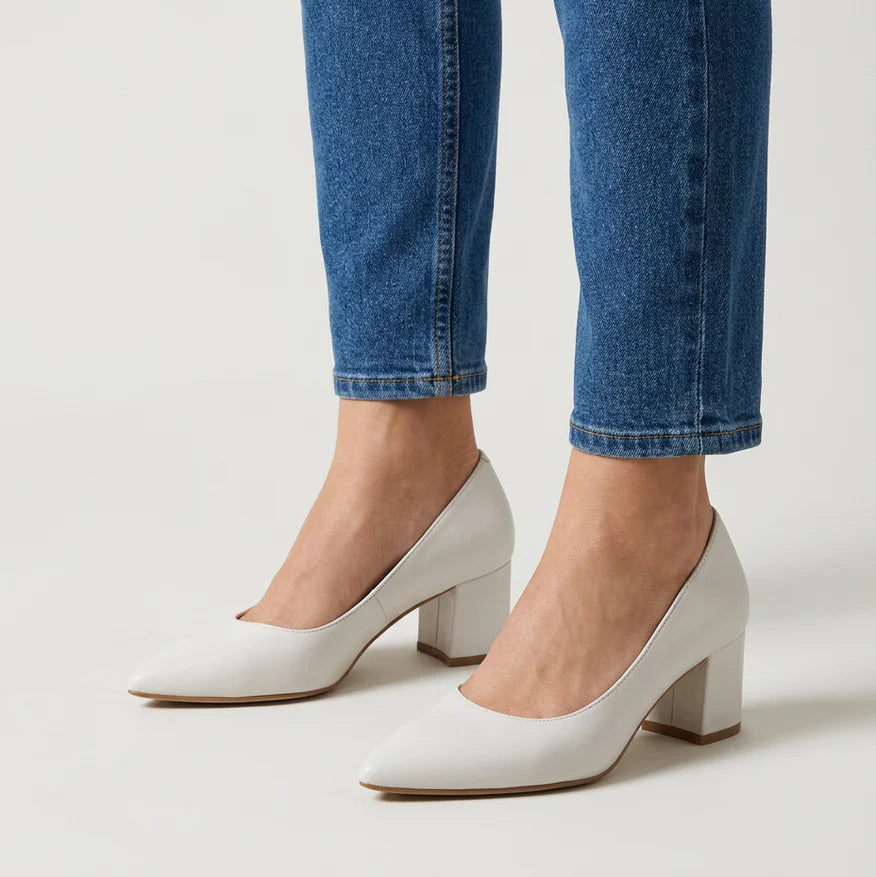 Scarpe con tacco elegante bianche, punta affusolata e tacco largo basso