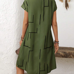Abito fluttuante verde con stampa a linee nere, vista posteriore e maniche corte