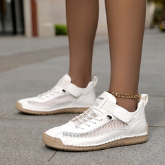 Scarpe ortopediche traspiranti bianche con lacci e cinturino, suola ammortizzata.