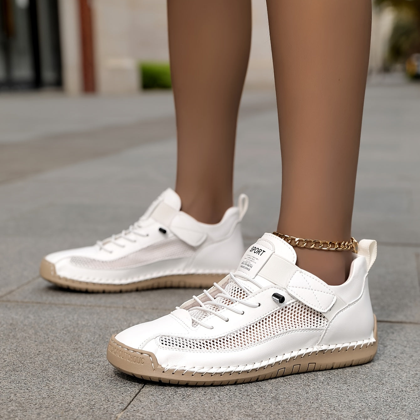 Scarpe ortopediche traspiranti bianche con lacci e cinturino, suola ammortizzata.