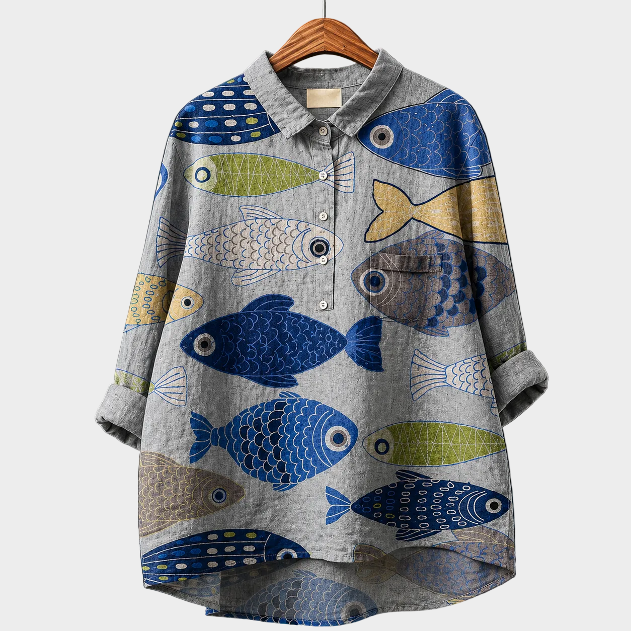 Blusa estiva con stampa di pesci multicolore, base grigia, colletto e bottoni.