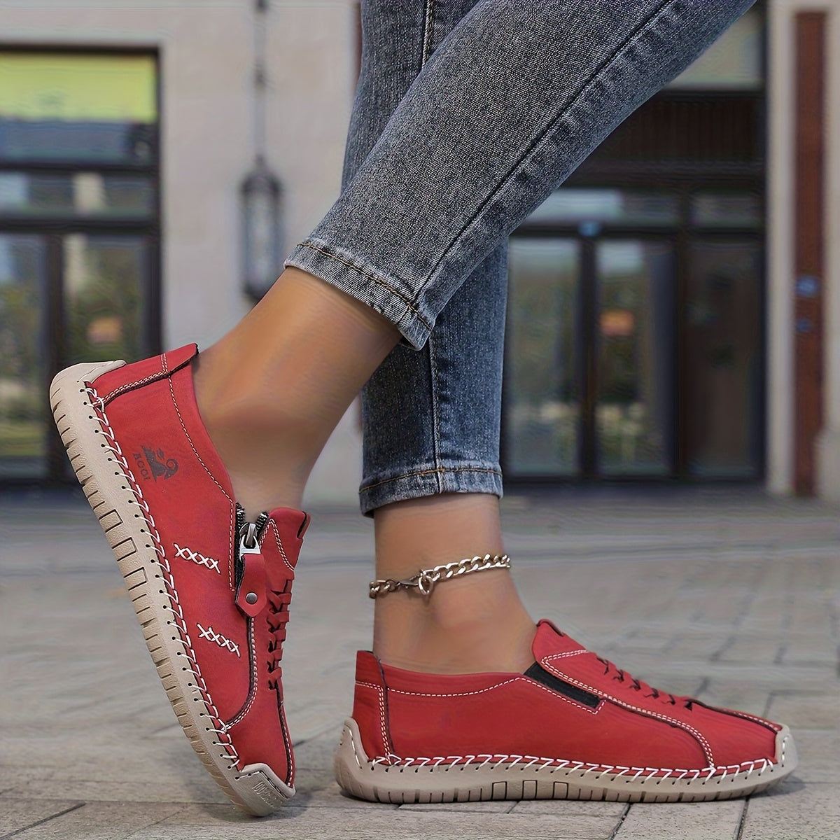 Scarpe comfort ergonomiche rosse con zip laterale e suola spessa.