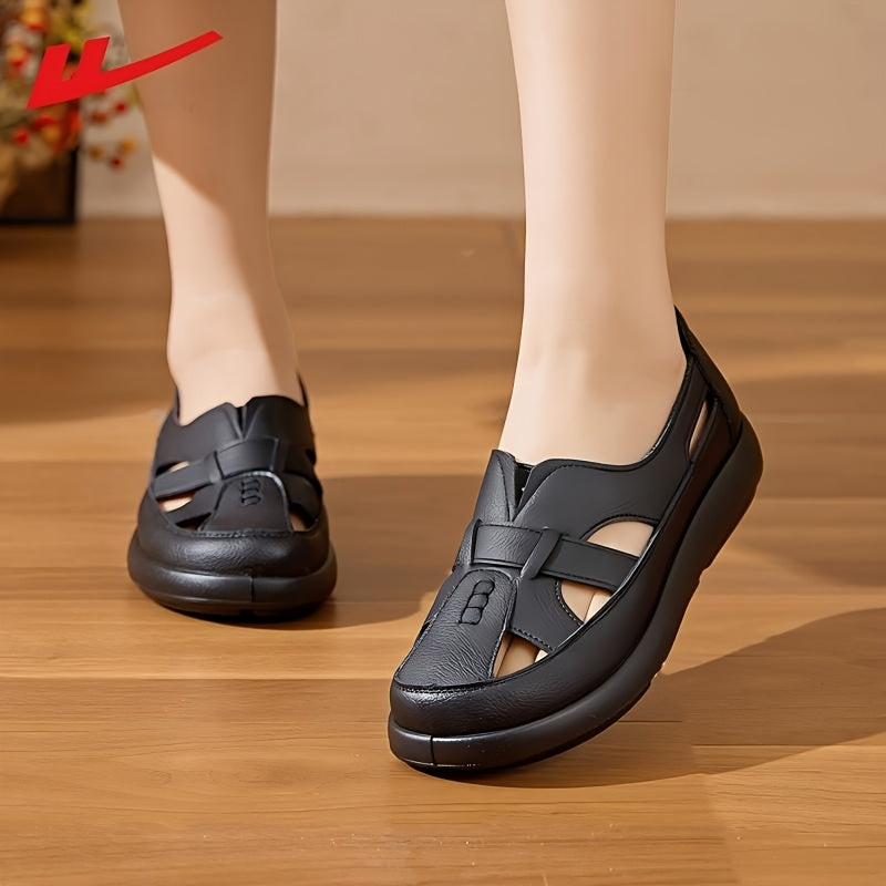 Sandali platform neri con cinturini intrecciati e suola rialzata, indossati