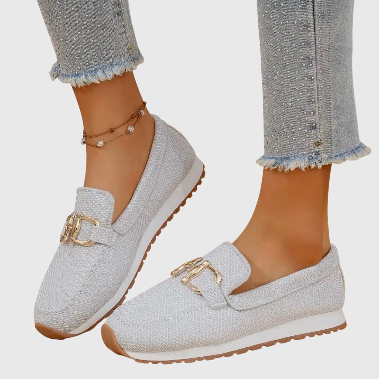 Mocassino ortopedico bianco con tomaia mesh e fascia con fibbia metallica