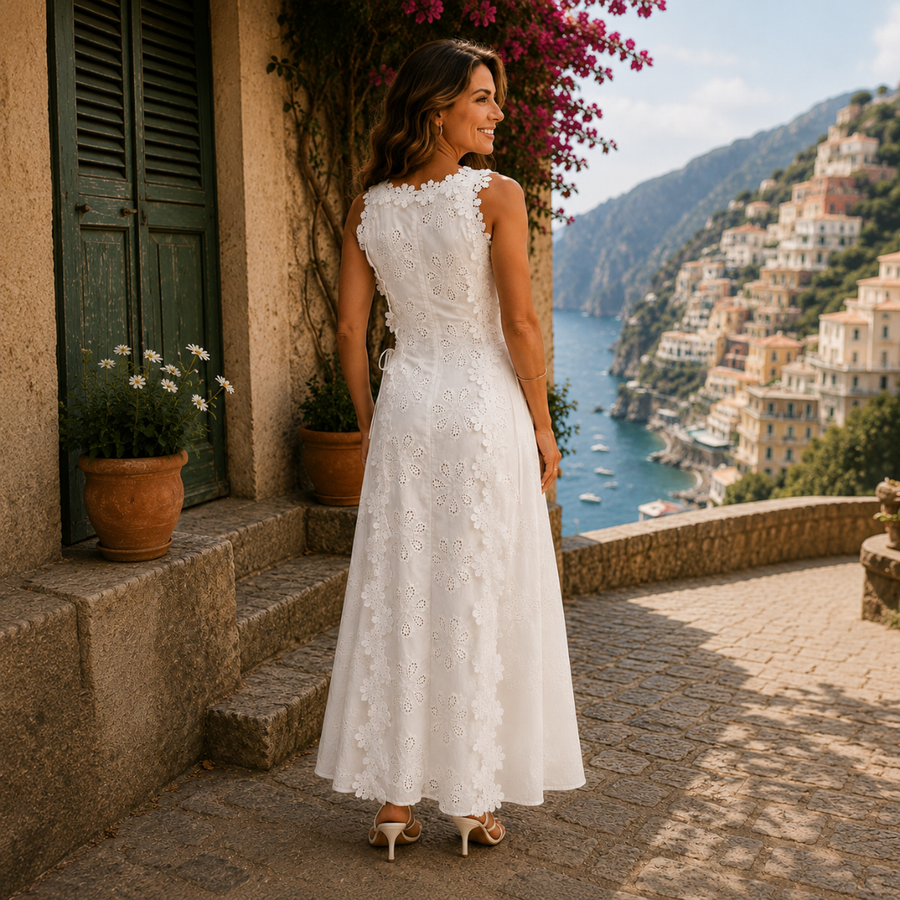 Abito maxi elegante bianco senza maniche con pizzo e ricami floreali, taglio aderente