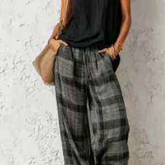 Completo estivo con top scuro e pantaloni larghi a quadri grigi