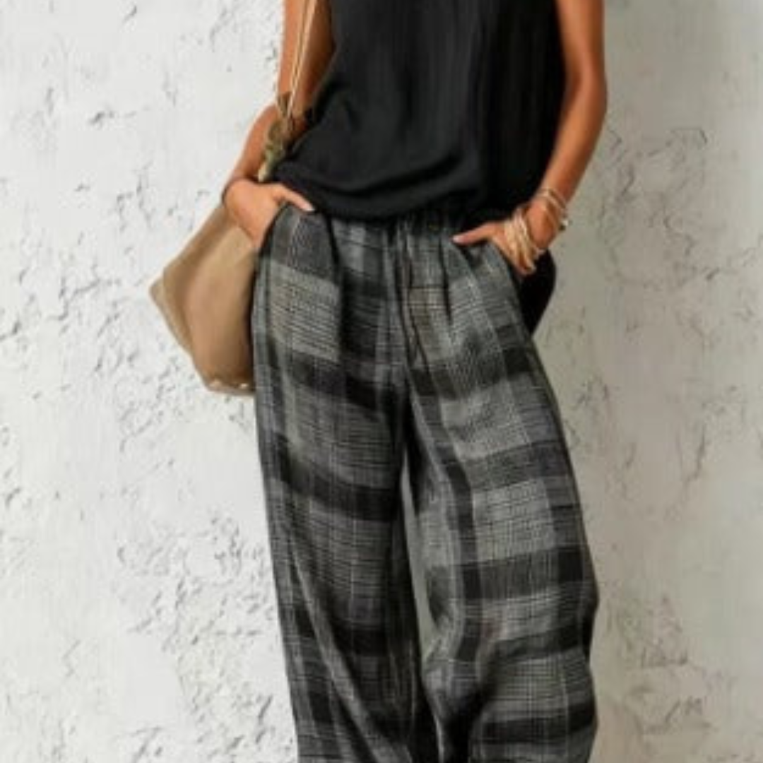 Completo estivo con top scuro e pantaloni larghi a quadri grigi