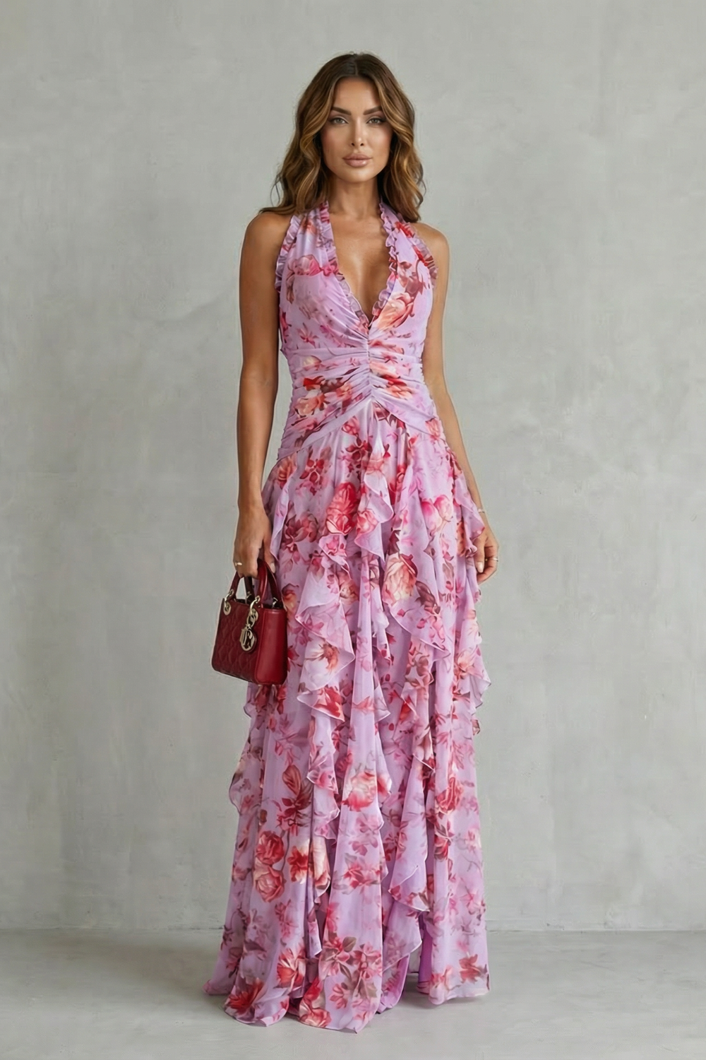 Abito lungo rosa con rose, scollo a V e spalline, balze a strati sulla gonna