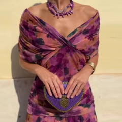 Abito da sera a fiori viola e verde, scollo a cuore, incrocio increspato sul busto