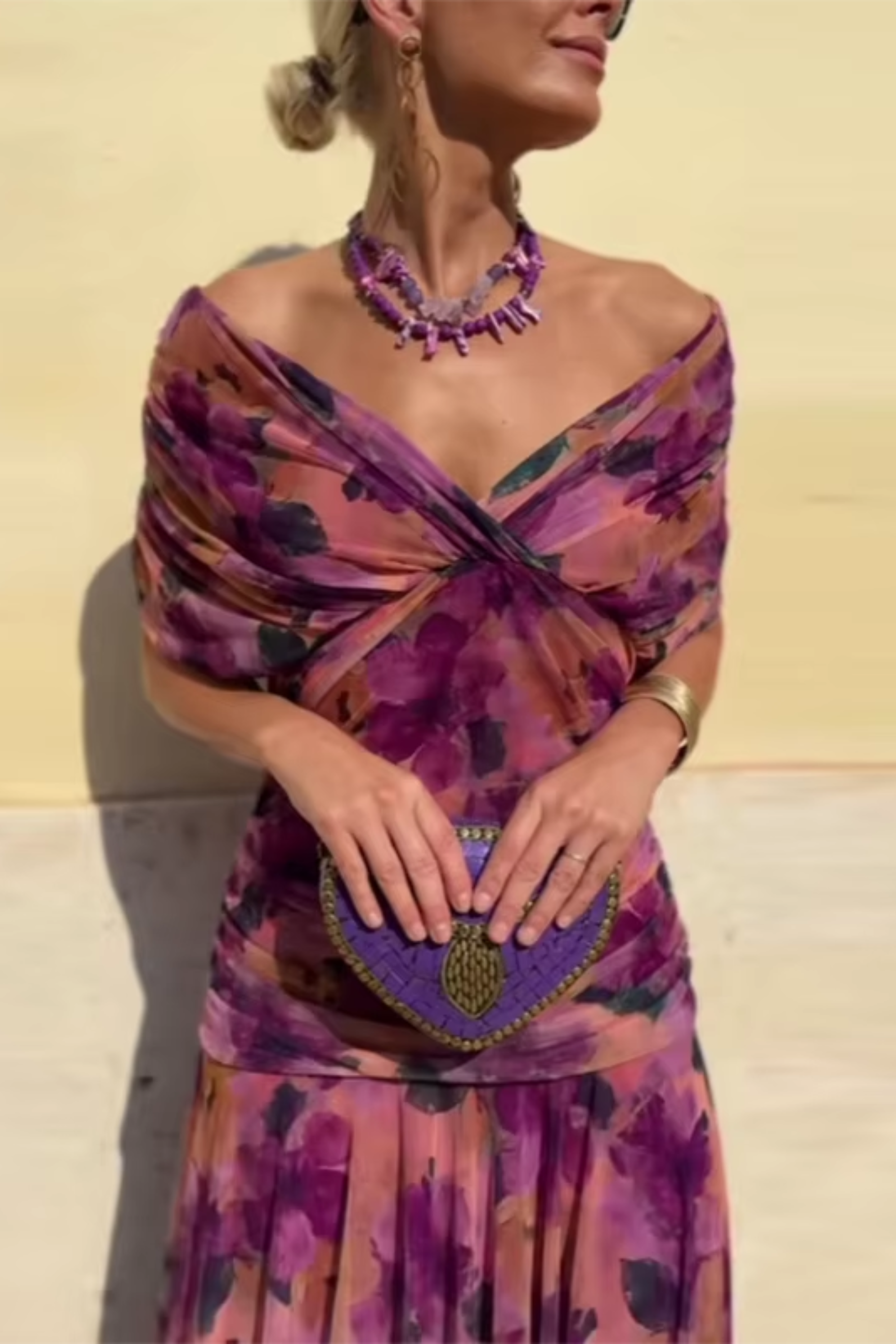 Abito da sera a fiori viola e verde, scollo a cuore, incrocio increspato sul busto