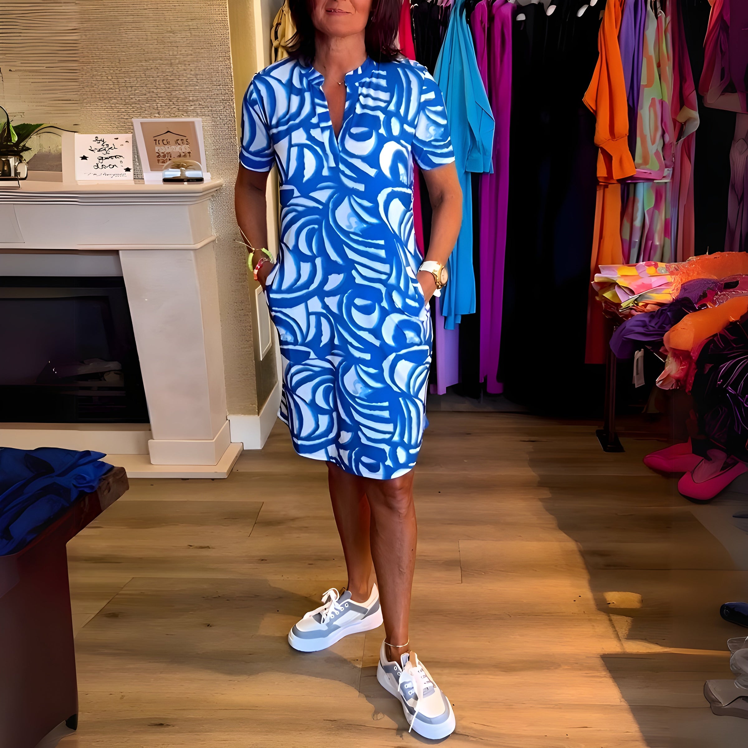 Abito con maniche corte blu a motivo bianco, scollo a V
