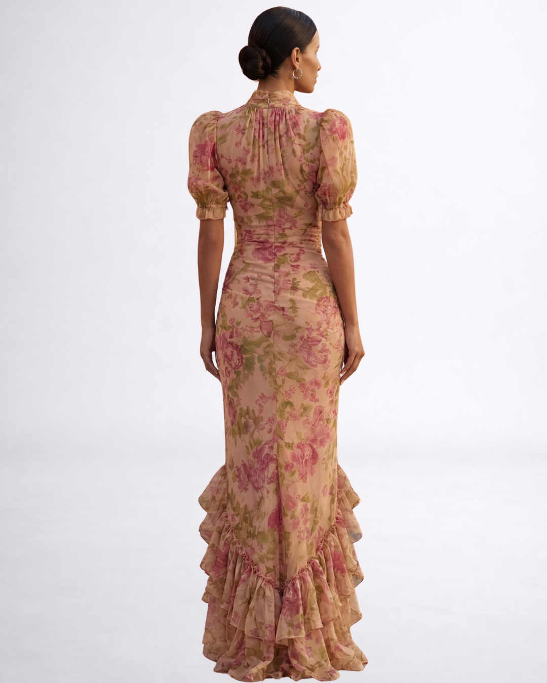 Abito lungo in chiffon floreale rosa-verde con balze sul fondo e maniche a sbuffo
