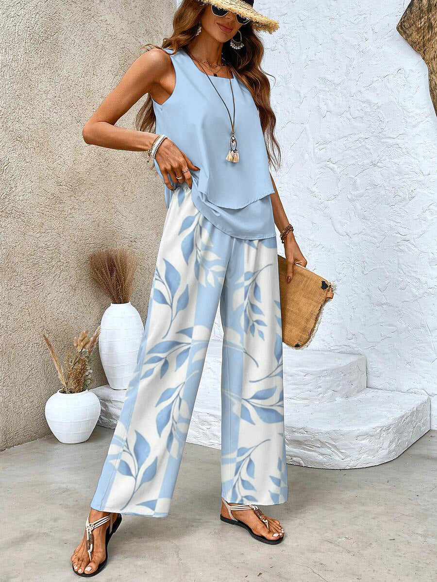 Completo estivo azzurro con stampa foglie: canotta a balze e pantaloni palazzo
