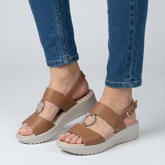Sandalo comodo donna color cammello con fibbia, fascetta circolare e suola bianca.