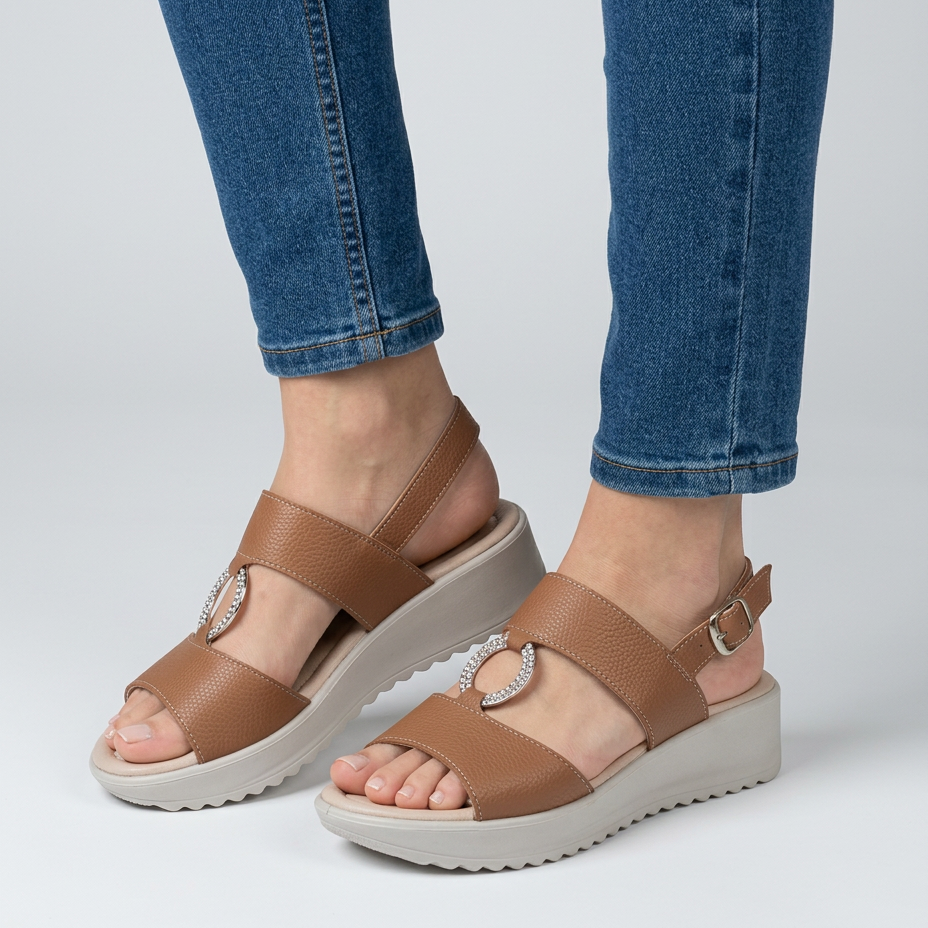 Sandalo comodo donna color cammello con fibbia, fascetta circolare e suola bianca.