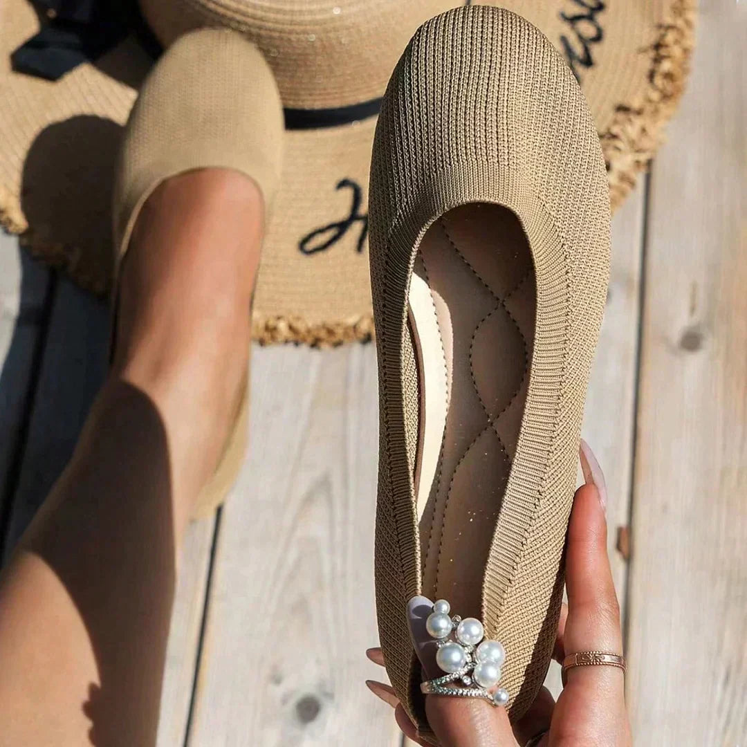 Scarpe comfort beige, calzata slip-on e decorazione con perle sul puntale