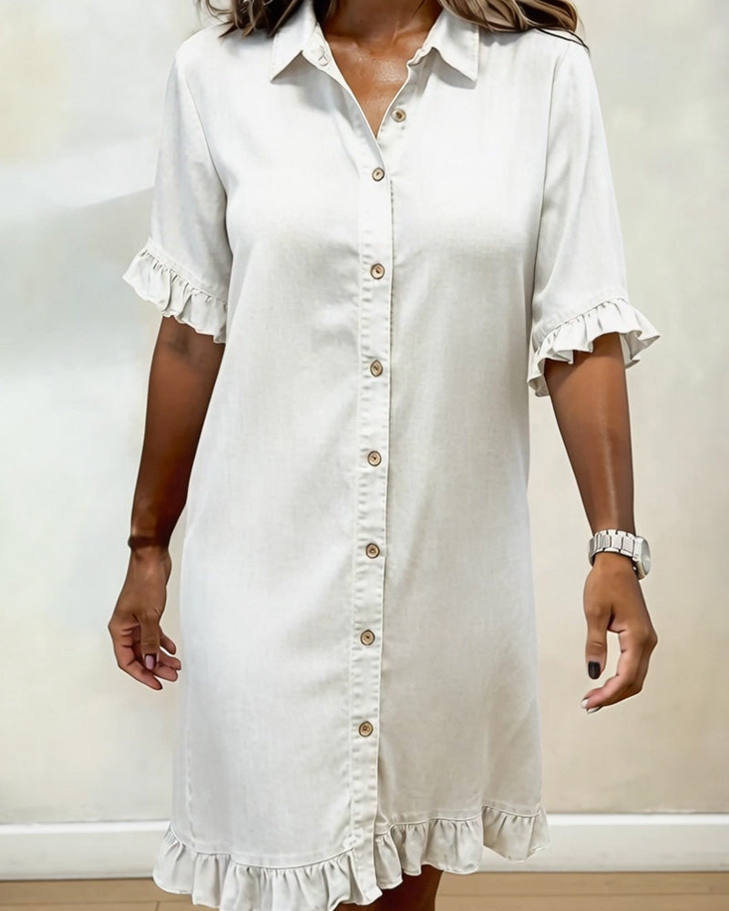 Vestito denim comodo bianco con bottoni, colletto a camicia e volant ai polsini
